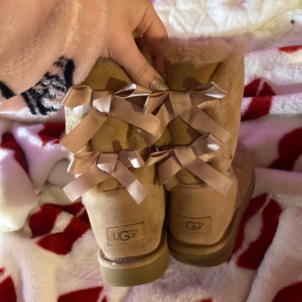 Light Pink Women’s Bow tie Uggs